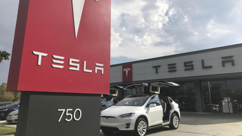 "Внутренним терроризмом" назвали в США массовые атаки на автомобили Tesla